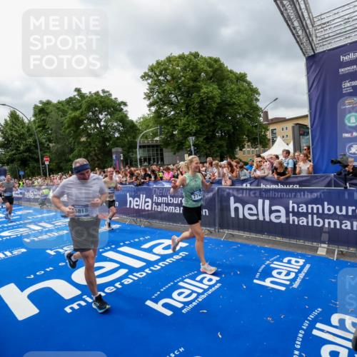 29.06.2025 - hella hamburg halbmarathon Zöllner http://msf.ph/oto/8442517 29.06.2025 10:56:32 Ziel 1583, 3048, 3413, 5744, 6399, 7742, 8542, 8652, 8863, 9622, 10093, 10665, 15407, 15818, 16257, 16261, 17268, 17734, 18746, 18835 meine-sportfotos.de