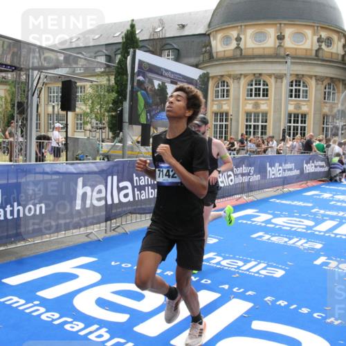 29.06.2025 - hella hamburg halbmarathon Michael Strokosch http://msf.ph/oto/8442532 29.06.2025 10:24:56 Ziel 1271, 7142, 10867, 11678, 13872, 14836, 16361, 17752 meine-sportfotos.de