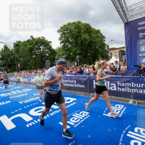 29.06.2025 - hella hamburg halbmarathon Zöllner http://msf.ph/oto/8442554 29.06.2025 10:56:33 Ziel 1583, 3413, 5744, 6399, 7742, 8542, 8652, 8863, 9562, 10093, 10665, 15407, 15818, 16257, 16261, 17268, 17734, 18746, 18835 meine-sportfotos.de