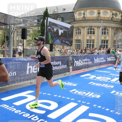 29.06.2025 - hella hamburg halbmarathon Michael Strokosch http://msf.ph/oto/8442555 29.06.2025 10:24:56 Ziel 1271, 7142, 10867, 11678, 13872, 14836, 16361, 17752 meine-sportfotos.de