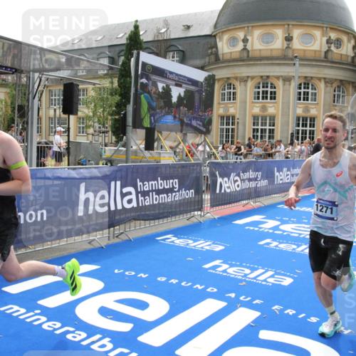 29.06.2025 - hella hamburg halbmarathon Michael Strokosch http://msf.ph/oto/8442569 29.06.2025 10:24:57 Ziel 1271, 7142, 10867, 11678, 13872, 14836, 16361, 17752 meine-sportfotos.de