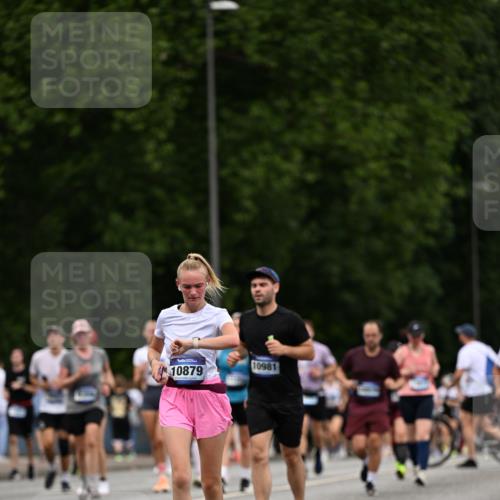 29.06.2025 - hella hamburg halbmarathon Dr. Thomas Lammeyer http://msf.ph/oto/8442577 29.06.2025 10:57:24 Kennedybrücke 2420, 2983, 2988, 4595, 6135, 6604, 7032, 7039, 7511, 7690, 7871, 9340, 9368, 10080, 10417, 10490, 10568, 10879, 10981 meine-sportfotos.de