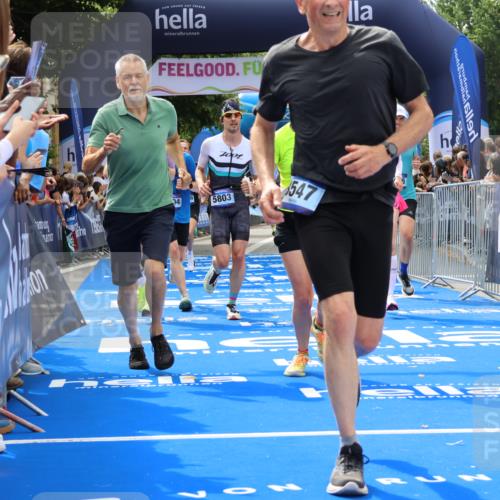 29.06.2025 - hella hamburg halbmarathon Strokosch-Dieckow http://msf.ph/oto/8442578 29.06.2025 10:40:12 Ziel 3547, 4381, 5007, 5409, 5410, 5508, 5803, 5916, 7495, 8465, 8933, 10968, 11731, 12704, 13667, 14699, 15424, 18614, 18979 meine-sportfotos.de