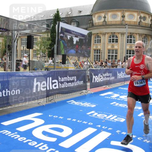 29.06.2025 - hella hamburg halbmarathon Michael Strokosch http://msf.ph/oto/8442589 29.06.2025 10:24:58 Ziel 1271, 7142, 10867, 11678, 14836, 16361, 17752 meine-sportfotos.de