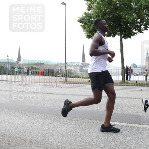 29.06.2025 - hella hamburg halbmarathon Lena Gebhardt http://msf.ph/oto/8442599 29.06.2025 10:29:36 Lombardsbrücke 1063, 1230, 1661, 1694, 2302, 2688, 2699, 3179, 3311, 3524, 4349, 4373, 4395, 4580, 5350, 6285, 6345, 6725, 7449, 7517, 7832, 8048, 8388, 8812, 9095, 9714, 9937, 10198, 10322, 10641, 10808, 10996, 11249, 11269, 11376, 11444, 11634, 11792, 11803, 11989, 12086, 12216, 12227, 12305, 12404, 12958, 13031, 13090, 13382, 13810, 14644, 15266, 15952, 15955, 16306, 16659, 16662, 16673, 16676, 17496, 17945, 18298, 18299, 18385, 18414 meine-sportfotos.de