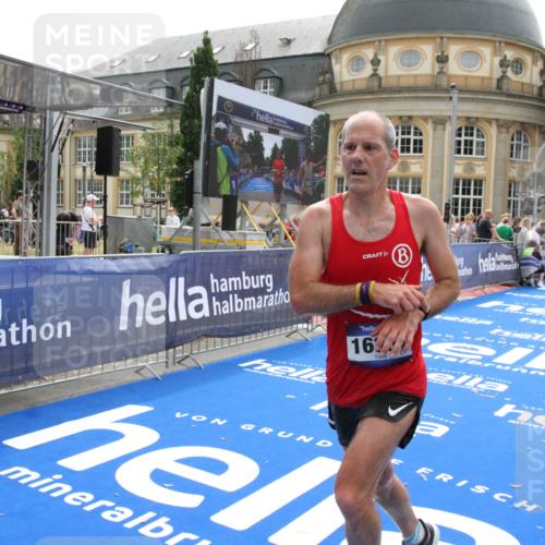 29.06.2025 - hella hamburg halbmarathon Michael Strokosch http://msf.ph/oto/8442607 29.06.2025 10:24:58 Ziel 1271, 7142, 10867, 11678, 14836, 16361, 17752 meine-sportfotos.de