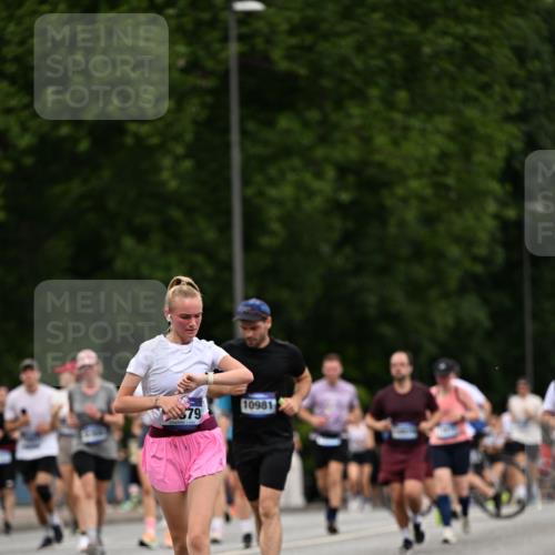 29.06.2025 - hella hamburg halbmarathon Dr. Thomas Lammeyer http://msf.ph/oto/8442613 29.06.2025 10:57:24 Kennedybrücke 2420, 2983, 2988, 4595, 6135, 6604, 7032, 7039, 7511, 7690, 7871, 9340, 9368, 10080, 10417, 10490, 10568, 10879, 10981 meine-sportfotos.de