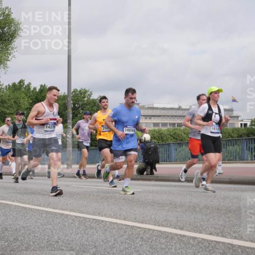 29.06.2025 - hella hamburg halbmarathon Luisa Fischer http://msf.ph/oto/8442623 29.06.2025 10:24:09 Kennedybrücke 19125, 1217, 1736, 14278, 2325, 1814, 298, 14894, 1839, 1266, 2325, 2383, 2923, 2986, 3161, 3247, 3434, 3781, 3813, 4082, 4350, 5625, 6275, 6308, 7608, 8724, 9501, 10350, 10602 meine-sportfotos.de