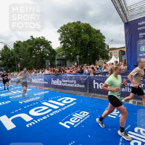 29.06.2025 - hella hamburg halbmarathon Zöllner http://msf.ph/oto/8442633 29.06.2025 10:56:34 Ziel 1583, 2083, 3413, 5721, 5744, 6399, 8542, 8652, 8863, 9562, 10093, 10665, 13863, 15407, 16257, 16261, 17268, 17734, 18746, 18835, 19120 meine-sportfotos.de