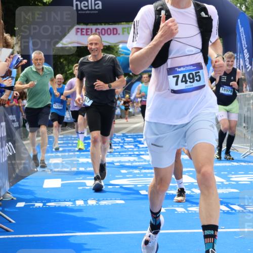 29.06.2025 - hella hamburg halbmarathon Strokosch-Dieckow http://msf.ph/oto/8442659 29.06.2025 10:40:11 Ziel 3547, 4381, 5007, 5409, 5410, 5508, 5803, 5916, 7495, 8465, 8933, 10968, 11731, 12704, 13667, 14699, 15424, 18614, 18979 meine-sportfotos.de