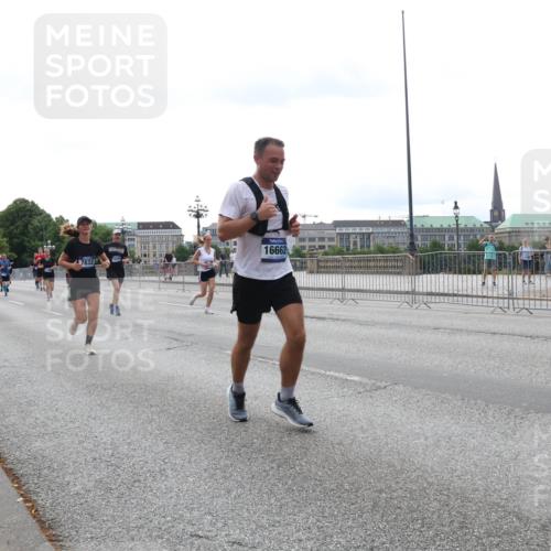 29.06.2025 - hella hamburg halbmarathon Lena Gebhardt http://msf.ph/oto/8442665 29.06.2025 10:29:36 Lombardsbrücke 16662, 1063, 1230, 1661, 1694, 2302, 2688, 2699, 3179, 3311, 3524, 4349, 4373, 4395, 4580, 5350, 6285, 6345, 6725, 7449, 7517, 7832, 8048, 8388, 8812, 9095, 9714, 9937, 10198, 10322, 10641, 10808, 10996, 11249, 11269, 11376, 11444, 11634, 11792, 11803, 11989, 12086, 12216, 12227, 12305, 12404, 12958, 13031, 13090, 13382, 13810, 14644, 15266, 15952, 15955, 16306, 16659, 16662, 16673, 16676, 17496, 17945, 18298, 18299, 18385, 18414 meine-sportfotos.de