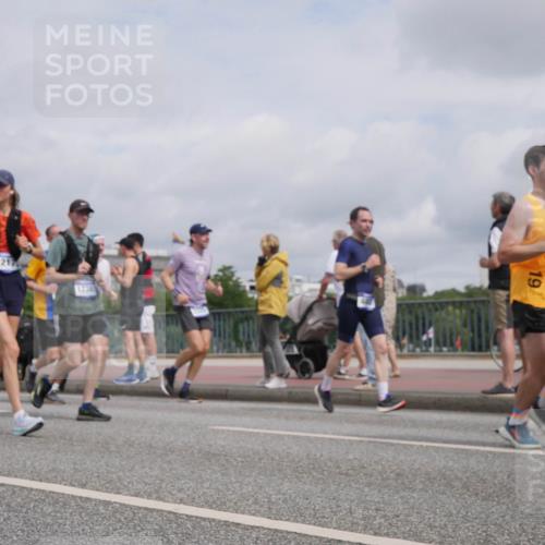 29.06.2025 - hella hamburg halbmarathon Luisa Fischer http://msf.ph/oto/8442666 29.06.2025 10:24:11 Kennedybrücke 1217, 1736, 19, 298, 1266, 2325, 2383, 2986, 3161, 3247, 3434, 3813, 4082, 4350, 5041, 5625, 6275, 6308, 7608, 9501, 10602 meine-sportfotos.de