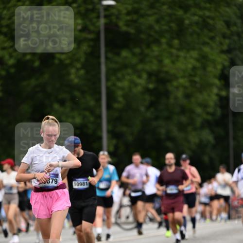 29.06.2025 - hella hamburg halbmarathon Dr. Thomas Lammeyer http://msf.ph/oto/8442672 29.06.2025 10:57:25 Kennedybrücke 2420, 2983, 2988, 4595, 6135, 6604, 7032, 7039, 7511, 7690, 7871, 9340, 9368, 10080, 10417, 10490, 10568, 10879, 10981, 11268 meine-sportfotos.de