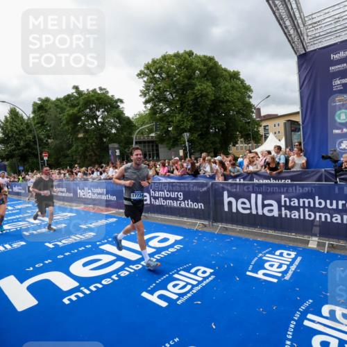 29.06.2025 - hella hamburg halbmarathon Zöllner http://msf.ph/oto/8442684 29.06.2025 10:56:35 Ziel 1583, 2083, 3413, 5721, 5744, 6399, 8542, 8652, 9562, 10093, 12509, 13863, 15407, 16257, 16261, 17268, 17734, 18746, 18835, 19120 meine-sportfotos.de