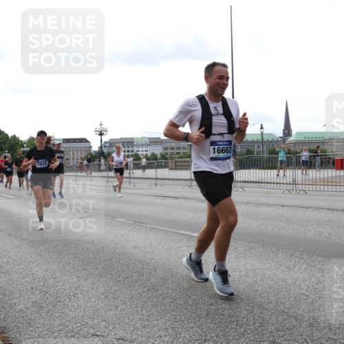 29.06.2025 - hella hamburg halbmarathon Lena Gebhardt http://msf.ph/oto/8442691 29.06.2025 10:29:36 Lombardsbrücke 7832, 16662, 000, 1063, 1230, 1661, 1694, 2302, 2688, 2699, 3179, 3311, 3524, 4349, 4373, 4395, 4580, 5350, 6285, 6345, 6725, 7449, 7517, 7832, 8048, 8388, 8812, 9095, 9714, 9937, 10198, 10322, 10641, 10808, 10996, 11249, 11269, 11376, 11444, 11634, 11792, 11803, 11989, 12086, 12216, 12227, 12305, 12404, 12958, 13031, 13090, 13382, 13810, 14644, 15266, 15952, 15955, 16306, 16659, 16662, 16673, 16676, 17496, 17945, 18298, 18299, 18385, 18414 meine-sportfotos.de
