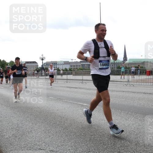 29.06.2025 - hella hamburg halbmarathon Lena Gebhardt http://msf.ph/oto/8442714 29.06.2025 10:29:36 Lombardsbrücke 7832, 16662, 1063, 1230, 1661, 1694, 2302, 2688, 2699, 3179, 3311, 3524, 4349, 4373, 4395, 4580, 5350, 6285, 6345, 6725, 7449, 7517, 7832, 8048, 8388, 8812, 9095, 9714, 9937, 10198, 10322, 10641, 10808, 10996, 11249, 11269, 11376, 11444, 11634, 11792, 11803, 11989, 12086, 12216, 12227, 12305, 12404, 12958, 13031, 13090, 13382, 13810, 14644, 15266, 15952, 15955, 16306, 16659, 16662, 16673, 16676, 17496, 17945, 18298, 18299, 18385, 18414 meine-sportfotos.de