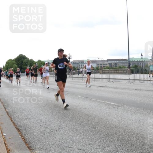 29.06.2025 - hella hamburg halbmarathon Lena Gebhardt http://msf.ph/oto/8442752 29.06.2025 10:29:37 Lombardsbrücke 7832, 1063, 1230, 1661, 1694, 2302, 2688, 2699, 3179, 3311, 3524, 4349, 4373, 4395, 4580, 5350, 6285, 6345, 6725, 7449, 7517, 7832, 8048, 8388, 8812, 9095, 9714, 9937, 10198, 10322, 10641, 10808, 10996, 11249, 11269, 11376, 11444, 11634, 11792, 11803, 11989, 12086, 12216, 12227, 12305, 12404, 12958, 13031, 13090, 13382, 13810, 14644, 15266, 15952, 15955, 16306, 16659, 16662, 16673, 16676, 17496, 17945, 18298, 18299, 18385, 18414 meine-sportfotos.de