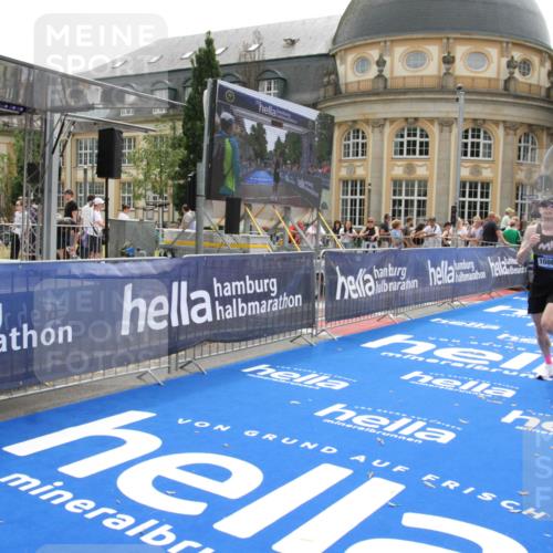 29.06.2025 - hella hamburg halbmarathon Michael Strokosch http://msf.ph/oto/8442762 29.06.2025 10:25:03 Ziel 2483, 10867, 11078, 15483 meine-sportfotos.de