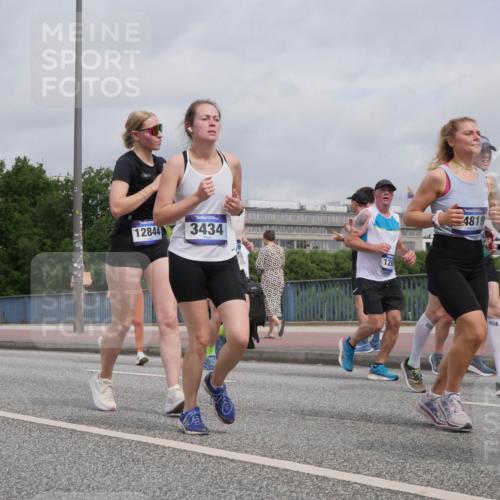 29.06.2025 - hella hamburg halbmarathon Luisa Fischer http://msf.ph/oto/8442768 29.06.2025 10:24:18 Kennedybrücke 1734, 12844, 3434, 126, 4819, 1028, 1266, 1658, 2383, 2956, 3247, 3434, 4350, 5041, 5625, 5767, 7018, 7608, 8726, 8844, 9100, 9108, 9501, 10050 meine-sportfotos.de