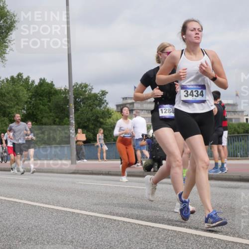 29.06.2025 - hella hamburg halbmarathon Luisa Fischer http://msf.ph/oto/8442771 29.06.2025 10:24:18 Kennedybrücke 5767, 17341, 5041, 1284, 3434, 126, 1028, 1266, 1658, 2383, 2956, 3247, 3434, 4350, 5041, 5625, 5767, 7018, 7608, 8726, 8844, 9100, 9108, 9501, 10050 meine-sportfotos.de