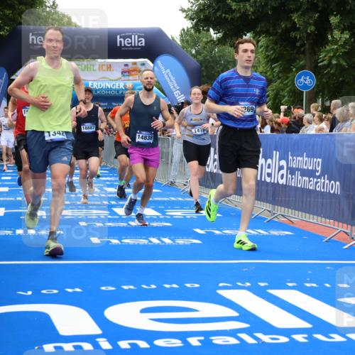 29.06.2025 - hella hamburg halbmarathon Strokosch-Dieckow http://msf.ph/oto/8442773 29.06.2025 10:49:25 Ziel 1342, 1476, 2592, 2596, 2878, 4183, 4185, 8437, 8689, 8813, 10189, 11339, 11340, 11779, 11819, 12094, 12670, 13233, 13269, 14526, 14838, 15422, 15784, 15857, 15894, 15966, 16114, 16592, 16891, 18476, 18887, 18960 meine-sportfotos.de
