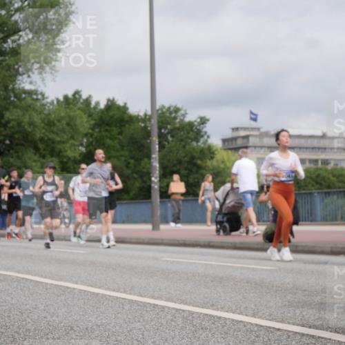 29.06.2025 - hella hamburg halbmarathon Luisa Fischer http://msf.ph/oto/8442777 29.06.2025 10:24:19 Kennedybrücke 1028, 1266, 1658, 2383, 2956, 3247, 3434, 4350, 5041, 5767, 7018, 8726, 8844, 9100, 9108, 9501, 10050 meine-sportfotos.de