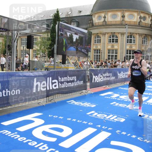 29.06.2025 - hella hamburg halbmarathon Michael Strokosch http://msf.ph/oto/8442789 29.06.2025 10:25:03 Ziel 2483, 10867, 11078, 15483 meine-sportfotos.de