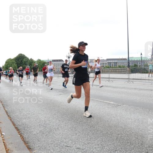 29.06.2025 - hella hamburg halbmarathon Lena Gebhardt http://msf.ph/oto/8442797 29.06.2025 10:29:37 Lombardsbrücke 1063, 1230, 1661, 1694, 2302, 2688, 2699, 3179, 3311, 3524, 4349, 4373, 4395, 4580, 5350, 6285, 6345, 6725, 7449, 7517, 7832, 8048, 8388, 8812, 9095, 9714, 9937, 10198, 10322, 10641, 10808, 10996, 11249, 11269, 11376, 11444, 11634, 11792, 11803, 11989, 12086, 12216, 12227, 12305, 12404, 12958, 13031, 13090, 13382, 13810, 14644, 15266, 15952, 15955, 16306, 16659, 16662, 16673, 16676, 17496, 17945, 18298, 18299, 18385, 18414 meine-sportfotos.de
