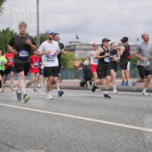 29.06.2025 - hella hamburg halbmarathon Luisa Fischer http://msf.ph/oto/8442820 29.06.2025 10:24:22 Kennedybrücke 1658, 9100, 2018, 7018, 14519, 8844, 8726, 05, 5767, 1028, 1658, 2956, 3434, 5041, 5373, 5767, 7018, 7553, 8726, 8844, 9100, 9108, 10050 meine-sportfotos.de