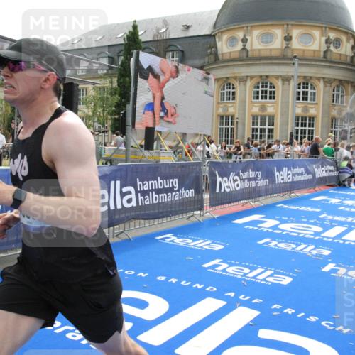 29.06.2025 - hella hamburg halbmarathon Michael Strokosch http://msf.ph/oto/8442835 29.06.2025 10:25:04 Ziel 2483, 10867, 11078, 15483 meine-sportfotos.de