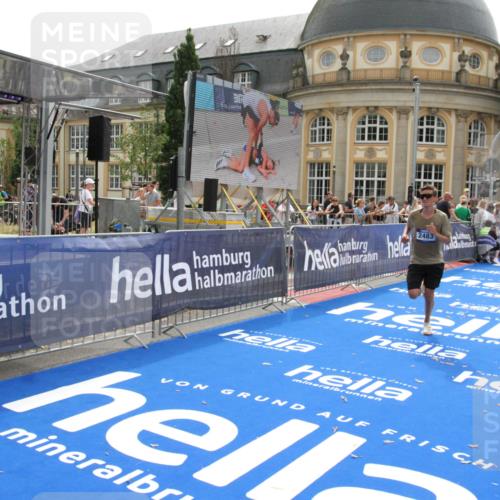 29.06.2025 - hella hamburg halbmarathon Michael Strokosch http://msf.ph/oto/8442847 29.06.2025 10:25:07 Ziel 2483, 11078, 15483 meine-sportfotos.de