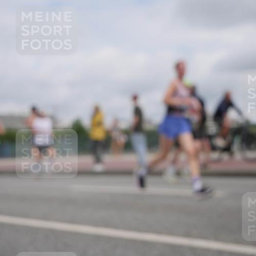 29.06.2025 - hella hamburg halbmarathon Luisa Fischer http://msf.ph/oto/8442848 29.06.2025 10:24:28 Kennedybrücke 1028, 2635, 2956, 5373, 7553, 7781, 9108, 9624, 10050 meine-sportfotos.de