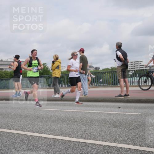 29.06.2025 - hella hamburg halbmarathon Luisa Fischer http://msf.ph/oto/8442852 29.06.2025 10:24:29 Kennedybrücke 1305, 1028, 2635, 2956, 4786, 5373, 5395, 7553, 7781, 8095, 9108, 9624 meine-sportfotos.de