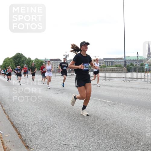 29.06.2025 - hella hamburg halbmarathon Lena Gebhardt http://msf.ph/oto/8442853 29.06.2025 10:29:37 Lombardsbrücke 18299, 832, 1063, 1230, 1661, 1694, 2302, 2688, 2699, 3179, 3311, 3524, 4349, 4373, 4395, 4580, 5350, 6285, 6345, 6725, 7449, 7517, 7832, 8048, 8388, 8812, 9095, 9714, 9937, 10198, 10322, 10641, 10808, 10996, 11249, 11269, 11376, 11444, 11634, 11792, 11803, 11989, 12086, 12216, 12227, 12305, 12404, 12958, 13031, 13090, 13382, 13810, 14644, 15266, 15952, 15955, 16306, 16659, 16662, 16673, 16676, 17496, 17945, 18298, 18299, 18385, 18414 meine-sportfotos.de