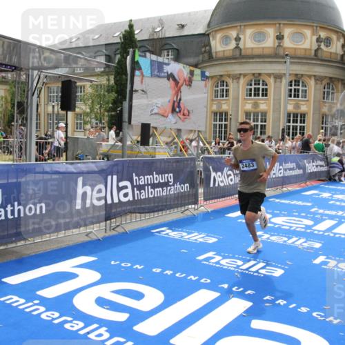 29.06.2025 - hella hamburg halbmarathon Michael Strokosch http://msf.ph/oto/8442865 29.06.2025 10:25:07 Ziel 2483, 11078, 15483 meine-sportfotos.de
