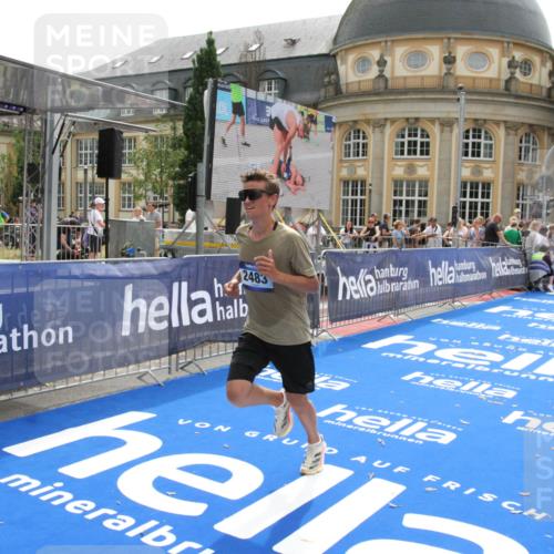 29.06.2025 - hella hamburg halbmarathon Michael Strokosch http://msf.ph/oto/8442872 29.06.2025 10:25:07 Ziel 2483, 11078, 15483 meine-sportfotos.de