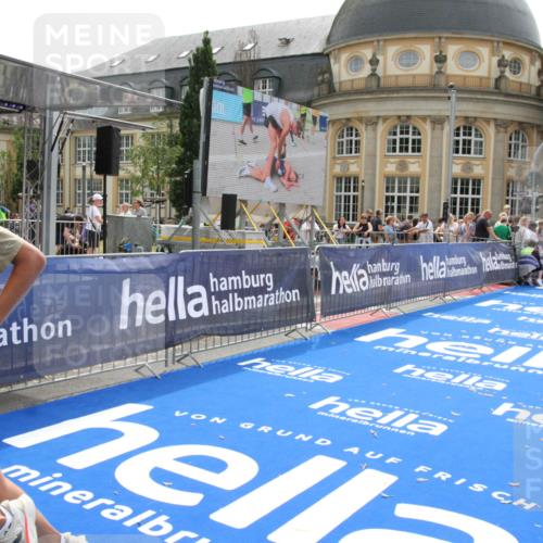 29.06.2025 - hella hamburg halbmarathon Michael Strokosch http://msf.ph/oto/8442878 29.06.2025 10:25:08 Ziel 2483, 11078, 15483 meine-sportfotos.de