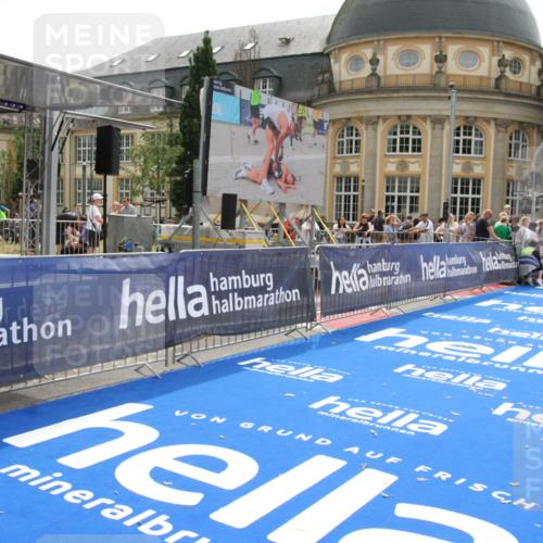 29.06.2025 - hella hamburg halbmarathon Michael Strokosch http://msf.ph/oto/8442891 29.06.2025 10:25:08 Ziel 2483, 11078, 15483 meine-sportfotos.de