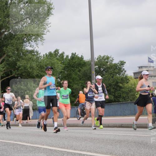 29.06.2025 - hella hamburg halbmarathon Luisa Fischer http://msf.ph/oto/8442903 29.06.2025 10:24:35 Kennedybrücke 5061, 7522, 7228, 5395, 7781, 9624, 095, 2271, 2635, 3122, 3817, 4786, 5061, 5395, 5957, 7228, 7522, 7781, 8095, 9624, 10874 meine-sportfotos.de