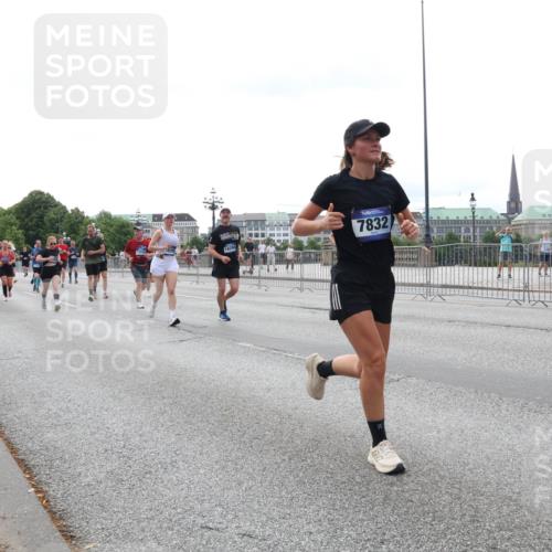 29.06.2025 - hella hamburg halbmarathon Lena Gebhardt http://msf.ph/oto/8442904 29.06.2025 10:29:38 Lombardsbrücke 2, 7832, 1063, 1230, 1661, 1694, 2302, 2699, 3179, 3311, 3524, 4349, 4373, 4395, 4580, 5350, 6285, 6345, 6725, 7449, 7517, 7832, 8048, 8388, 8812, 9095, 9714, 9937, 10198, 10322, 10641, 10808, 10996, 11249, 11269, 11376, 11444, 11634, 11792, 11803, 11989, 12086, 12216, 12227, 12305, 12404, 12958, 13031, 13090, 13382, 13810, 14644, 15266, 15952, 15955, 16306, 16659, 16662, 16673, 16676, 17496, 17945, 18298, 18299, 18385, 18414 meine-sportfotos.de