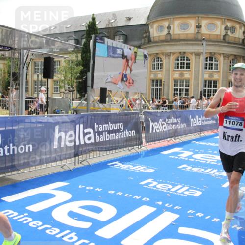 29.06.2025 - hella hamburg halbmarathon Michael Strokosch http://msf.ph/oto/8442914 29.06.2025 10:25:10 Ziel 8376, 11078, 13913, 15483 meine-sportfotos.de