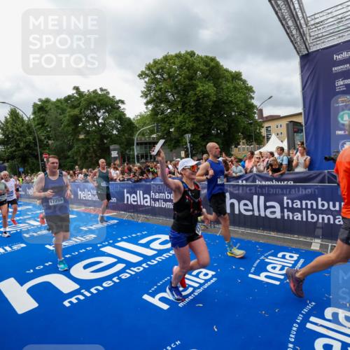 29.06.2025 - hella hamburg halbmarathon Zöllner http://msf.ph/oto/8442921 29.06.2025 10:56:44 Ziel 4152, 6416, 6759, 7037, 7646, 8311, 8744, 8996, 9488, 11083, 11870, 12509, 14369, 15134, 15145, 15431, 15712, 16043, 16121, 17259, 18340, 18634, 18899 meine-sportfotos.de