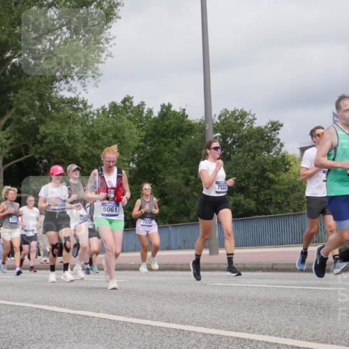 29.06.2025 - hella hamburg halbmarathon Luisa Fischer http://msf.ph/oto/8442929 29.06.2025 10:24:38 Kennedybrücke 16107, 2271, 18170, 045, 10, 99, 5061, 7228, 7522, 1401, 2271, 2635, 3122, 3817, 4786, 5061, 5395, 5493, 5957, 6086, 7228, 7522, 7781, 8095, 9499, 9624, 10874 meine-sportfotos.de