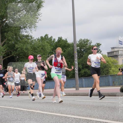 29.06.2025 - hella hamburg halbmarathon Luisa Fischer http://msf.ph/oto/8442936 29.06.2025 10:24:39 Kennedybrücke 401, 5493, 16107, 2271, 18170, 16045, 10, 5061, 228, 7522, 3122, 1401, 2271, 2635, 3122, 3817, 4786, 5061, 5395, 5493, 5957, 6086, 7228, 7522, 7781, 8095, 9499, 9624, 10374, 10874 meine-sportfotos.de