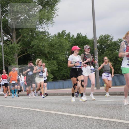 29.06.2025 - hella hamburg halbmarathon Luisa Fischer http://msf.ph/oto/8442954 29.06.2025 10:24:40 Kennedybrücke 16600, 9499, 5493, 16107, 2271, 5, 10874, 7228, 5061, 1401, 2271, 3122, 3817, 4697, 4786, 5061, 5395, 5493, 5957, 6086, 7228, 7522, 7781, 8095, 8286, 9499, 9624, 10374, 10874 meine-sportfotos.de