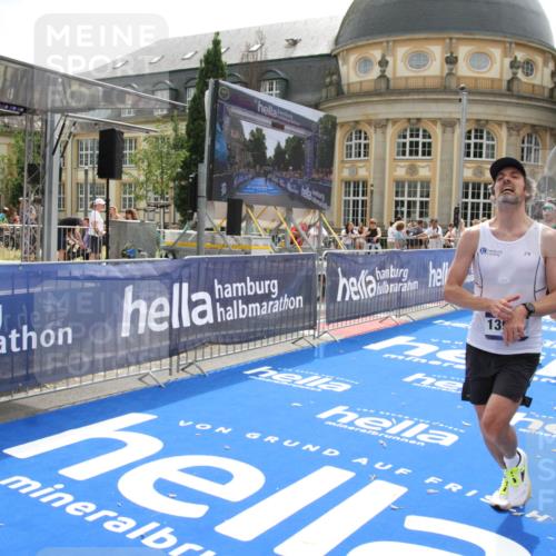 29.06.2025 - hella hamburg halbmarathon Michael Strokosch http://msf.ph/oto/8442967 29.06.2025 10:25:16 Ziel 8376, 11994, 13913, 14113, 16484 meine-sportfotos.de