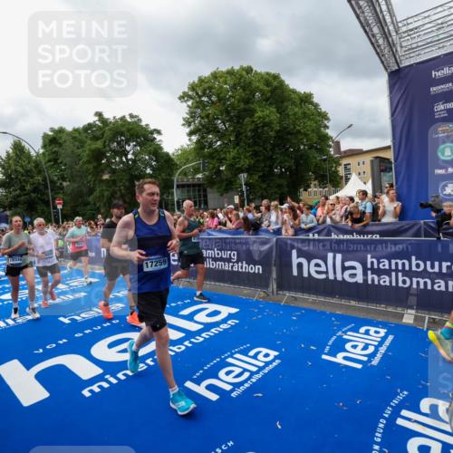 29.06.2025 - hella hamburg halbmarathon Zöllner http://msf.ph/oto/8442985 29.06.2025 10:56:45 Ziel 4152, 6416, 6759, 7037, 7646, 8311, 8744, 8825, 8996, 9488, 11083, 11870, 14369, 14461, 15134, 15145, 15431, 15712, 16043, 16121, 17259, 18340, 18634, 18899 meine-sportfotos.de