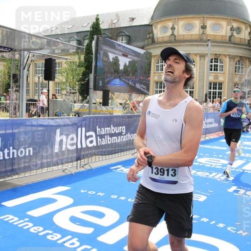 29.06.2025 - hella hamburg halbmarathon Michael Strokosch http://msf.ph/oto/8442999 29.06.2025 10:25:16 Ziel 8376, 11994, 13913, 14113, 16484 meine-sportfotos.de