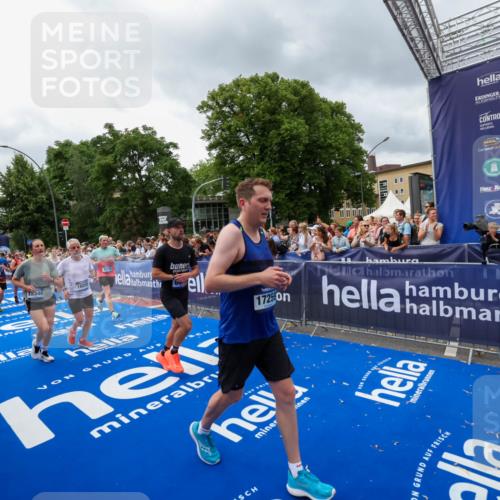 29.06.2025 - hella hamburg halbmarathon Zöllner http://msf.ph/oto/8443010 29.06.2025 10:56:45 Ziel 4152, 6416, 6759, 7037, 7646, 8311, 8744, 8825, 8996, 9488, 11083, 11870, 14369, 14461, 15134, 15145, 15431, 15712, 16043, 16121, 17259, 18340, 18634, 18899 meine-sportfotos.de
