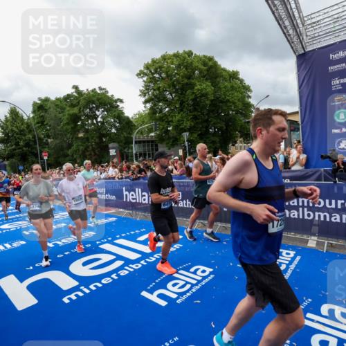 29.06.2025 - hella hamburg halbmarathon Zöllner http://msf.ph/oto/8443034 29.06.2025 10:56:45 Ziel 4152, 6416, 6759, 7037, 7646, 8311, 8744, 8825, 8996, 9488, 11083, 11870, 14369, 14461, 15134, 15145, 15431, 15712, 16043, 16121, 17259, 18340, 18634, 18899 meine-sportfotos.de